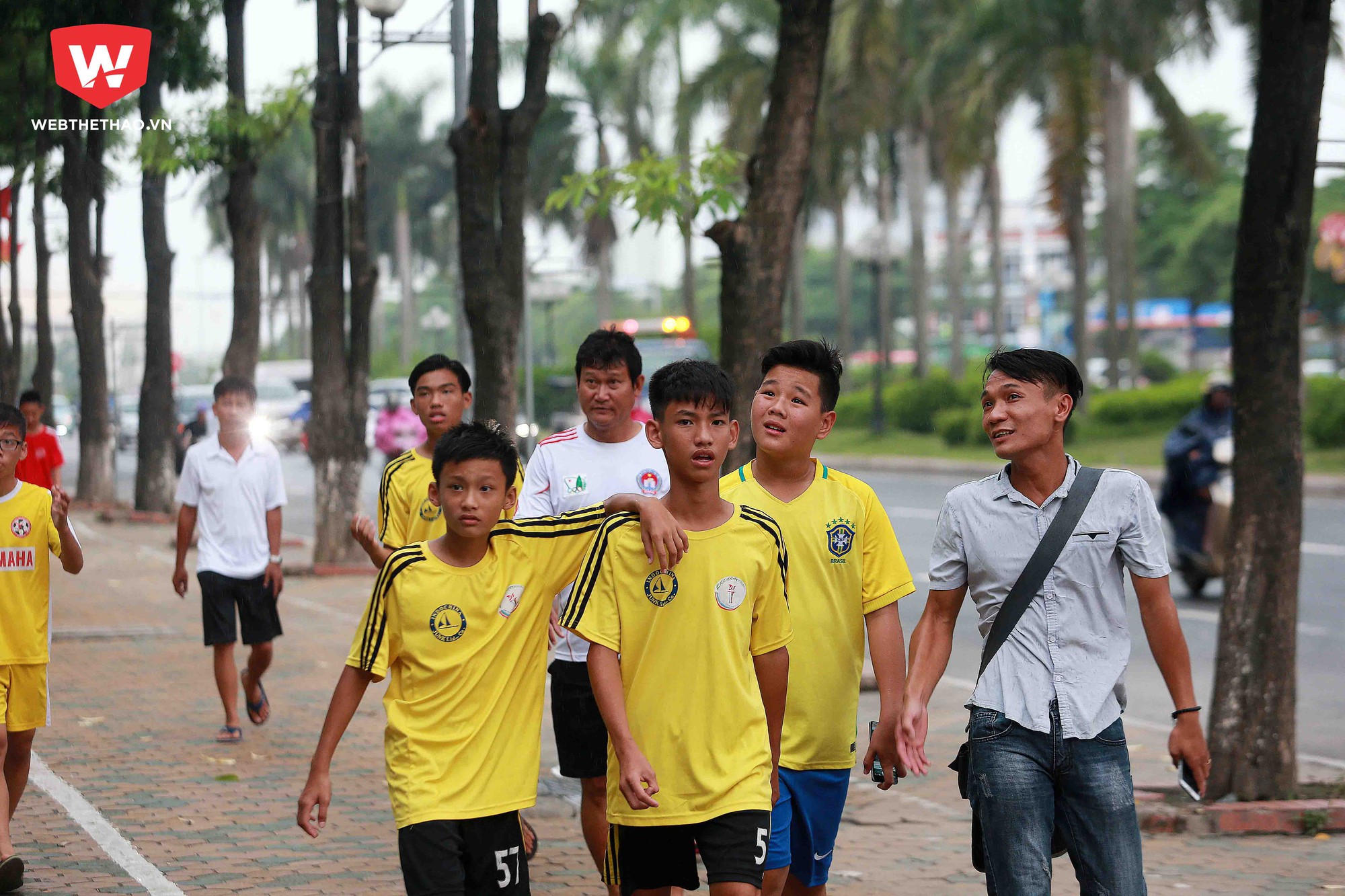 Đáp lại sự nhiệt tình của đội U13 Phú Đô, các chân sút nhí đã rất hào hứng khi được đi tham quan, dạo chơi quanh làng làm bún nổi tiếng bậc nhất Hà Nội. 