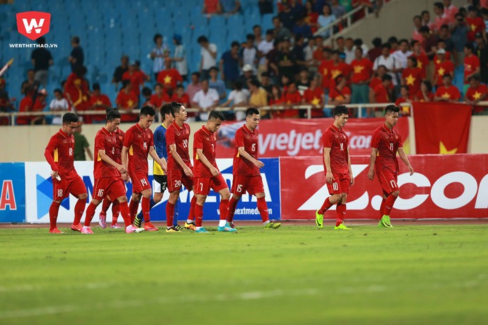 Sau khi trận đấu kết thúc, các chân sút Việt Nam lê những bước vô hồn trên sân...