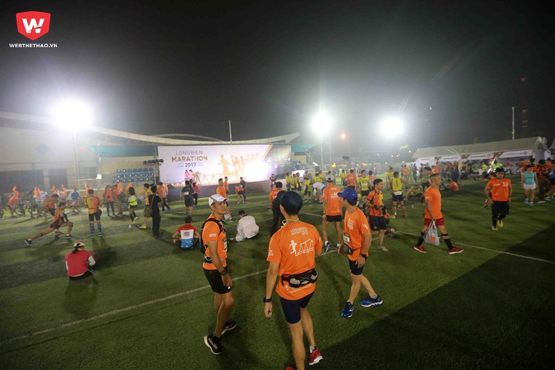 Ngay từ 3h sáng, TT TDTT quận Long Biên đã xuất hiện hàng trăm runner đầu tiên đến tham dự Longbien Marathon 2017 cho dù phải đến 5h mới bắt đầu xuất phát nội dung đầu tiên.