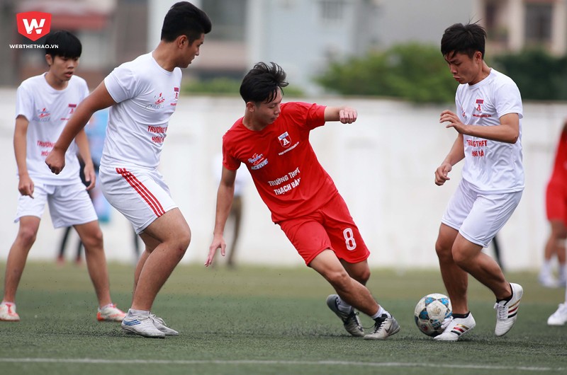 Trong ngày khai mạc, khi các cầu thủ đang miệt mài thi đấu dưới sân...