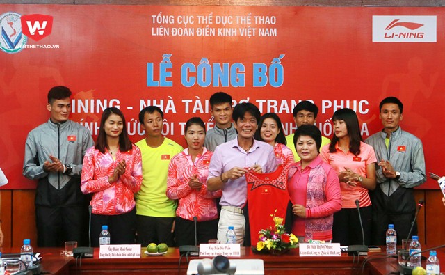 Nhà tài trợ công ty Long Hải trao áo đấu tượng trưng cho Tổng thư ký Liên đoàn Điền kinh Việt Nam