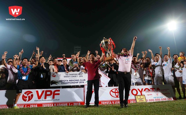 Chủ tịch Nguyễn Quốc Hội và ông bầu Đỗ Quang Hiển được lần thứ tư nâng Cup vô địch V League