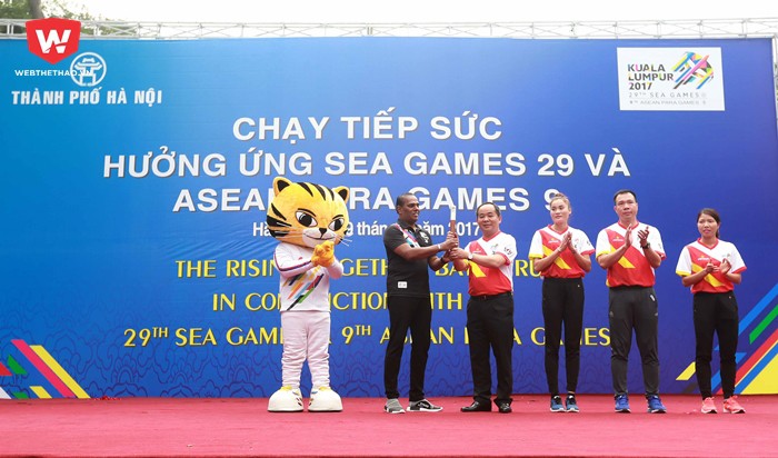 ...sau đó đại diện nước chủ nhà Seagames 29 đã trao gậy tiếp sức cho các VĐV Việt Nam để chính thức khởi động chương trình chạy.