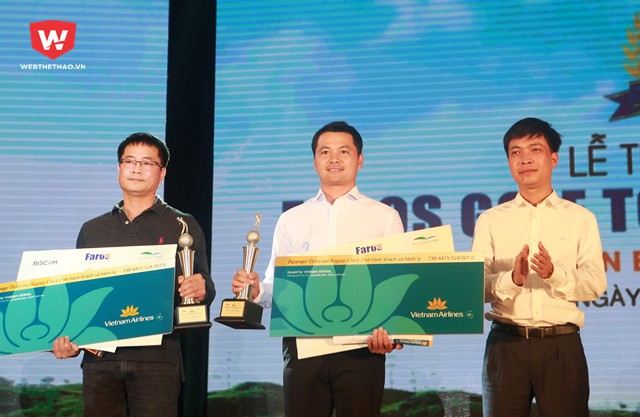 Golfer Thái Trung Hiếu (giữa) và golfer Đỗ Xuân Hưng (trái) trên bục nhận giải nhất bảng A sáng, chiều