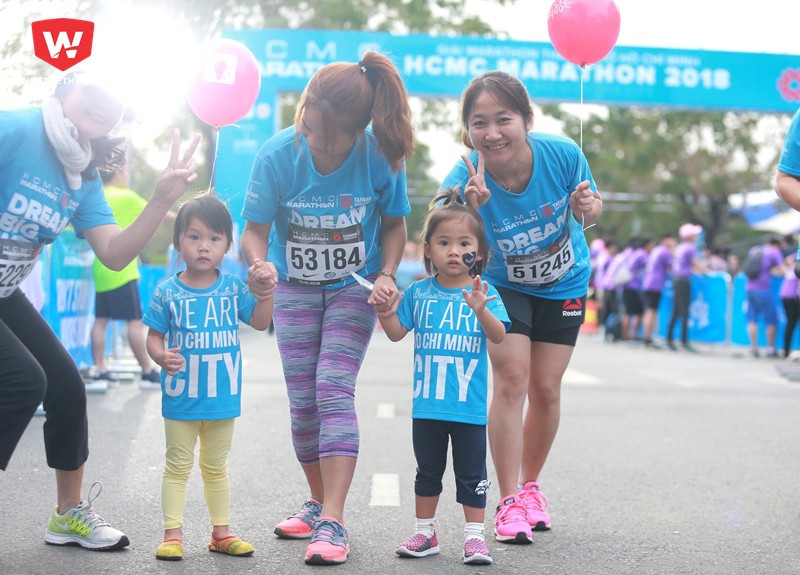Đặc biệt tại HCMC Marathon 2018 có sự xuất hiện của những ''chân chạy'' tí hon chỉ mới 2, 3 tuổi vô cùng dễ thương.