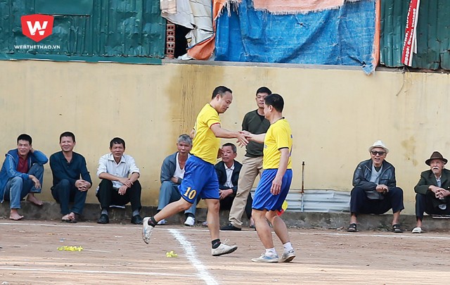 Đội lão tướng Triều Khúc đã gây bất ngờ khi có bàn thắng mở tỷ số ngay phút thứ 4 từ cú sút xa đẹp mắt của cầu thủ số 10.