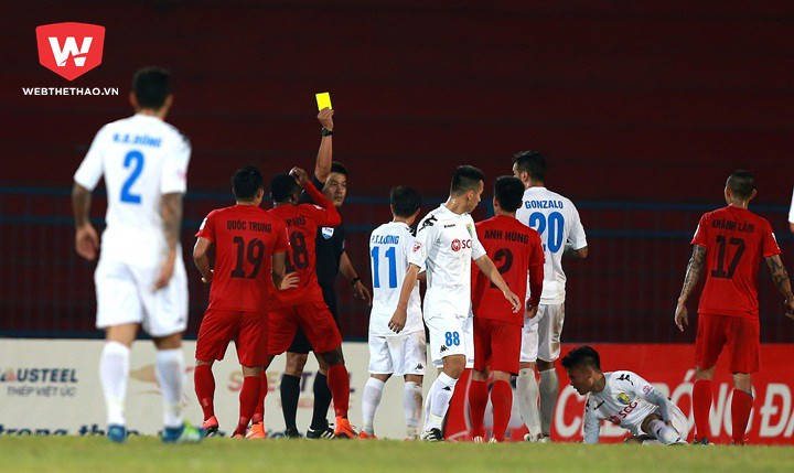 Đỉnh điểm là pha phạm lỗi của Lê Văn Phú với cầu thủ số 19 của Hà Nội FC trong vòng cấm dẫn tới việc đội bóng Thủ đô được hưởng quả penaty quân bằng tỷ số và có 1 điểm quý giá rời sân Lạch Tray.