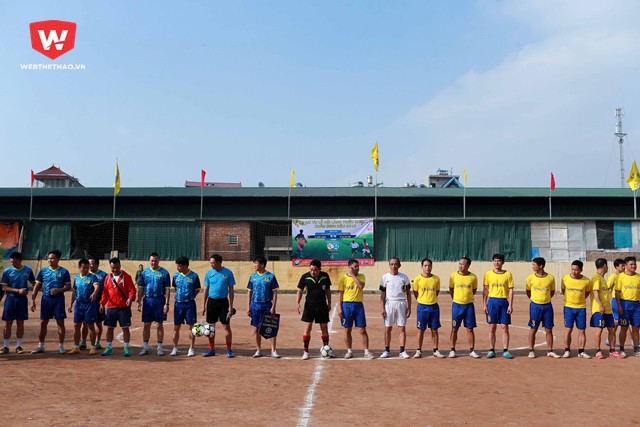 Trận đấu dự kiến được bắt đầu vào lúc 3h chiều nhưng phải đến 3h30 mới thi đấu do các cựu cầu thủ công an Hà Nội bị tắc đường do Hội làng rước lễ.