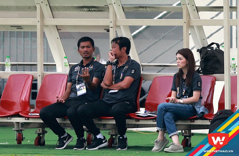 Trong suốt 90 phút diễn ra trận đấu giữa U22 Việt Nam và U22 Thái Lan, nữ trưởng đoàn người Thái luôn thể hiện tâm trạng ''căng như dây đàn'' trên khuôn mặt xinh đẹp của mình vì đội bóng của bà không có nhiều lợi thế trong trận đấu này so với đối thủ.