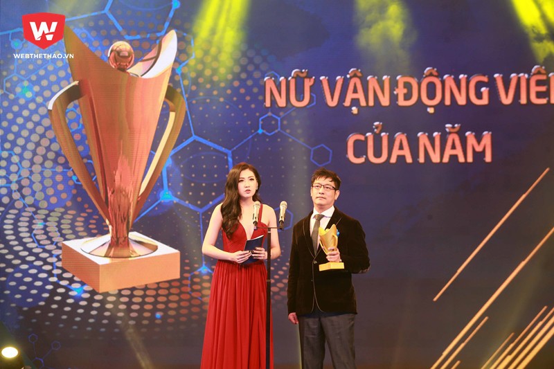 ...mà cô có một nhiệm vụ vô cùng quan trọng đó là cùng với ông Hoàng Hà (TGĐ công ty cổ phần thể thao 24h) công bố tên người chiến thắng trong hạng mục VĐV nữ của năm.