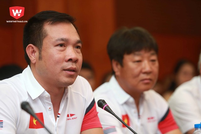 ...cùng xạ thủ Hoàng Xuân Vinh chia sẻ với báo chí về kế hoạch tập huấn và thi đấu trong thời gian từ nay đến Asian Games 2018.