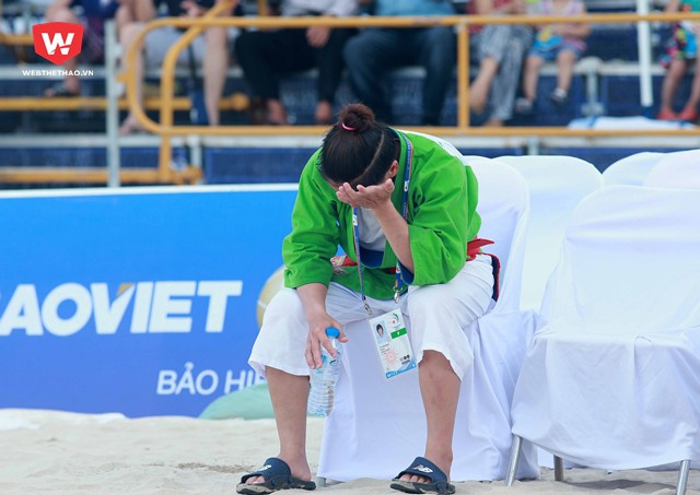 Sau khi kết thúc trận đấu, nữ hoàng Judo không giấu nổi những giọt nước mắt tiếc nuối...