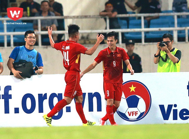 Phải đến phút 71 các cầu thủ U22 VN mới cho 25 nghìn CĐV trên sân Mỹ Đình được cảm giác ăn mừng với bàn thắng của Văn Toàn.