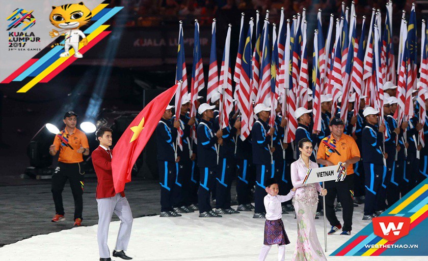 Kiếm thủ Vũ Thành An vinh dự được chọn cầm cờ đi đầu đoàn TTVN trong Lễ khai mạc.