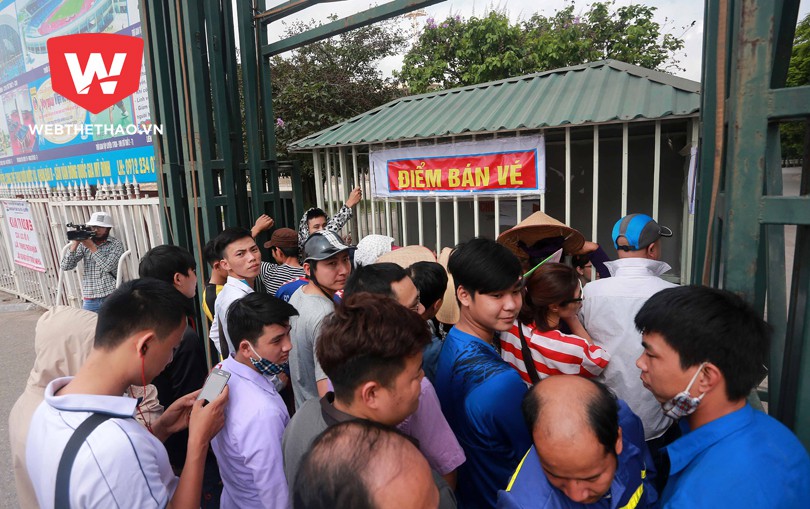 Trong ngày đầu bán vé xem trận đấu của thầy trò HLV Hữu Thắng, không nhiều khán giả Thủ đô đến mua vé...