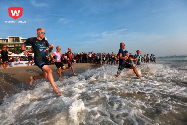 Sáng 12/5, tại bãi tắm Sơn Thủy (Đà Nẵng), hơn 120 triathlete đã bắt đầu tranh tài tại nội dung Sprint của 
