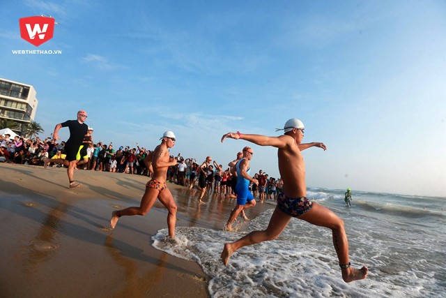 Với chiều dài làn bơi chỉ 750m, đạp xe với 20km và 5km cho phần thi chạy thực sự đã gây phấn khích cho rất nhiều ''người sắt'' tham gia thử thách khá dễ thở thở này.