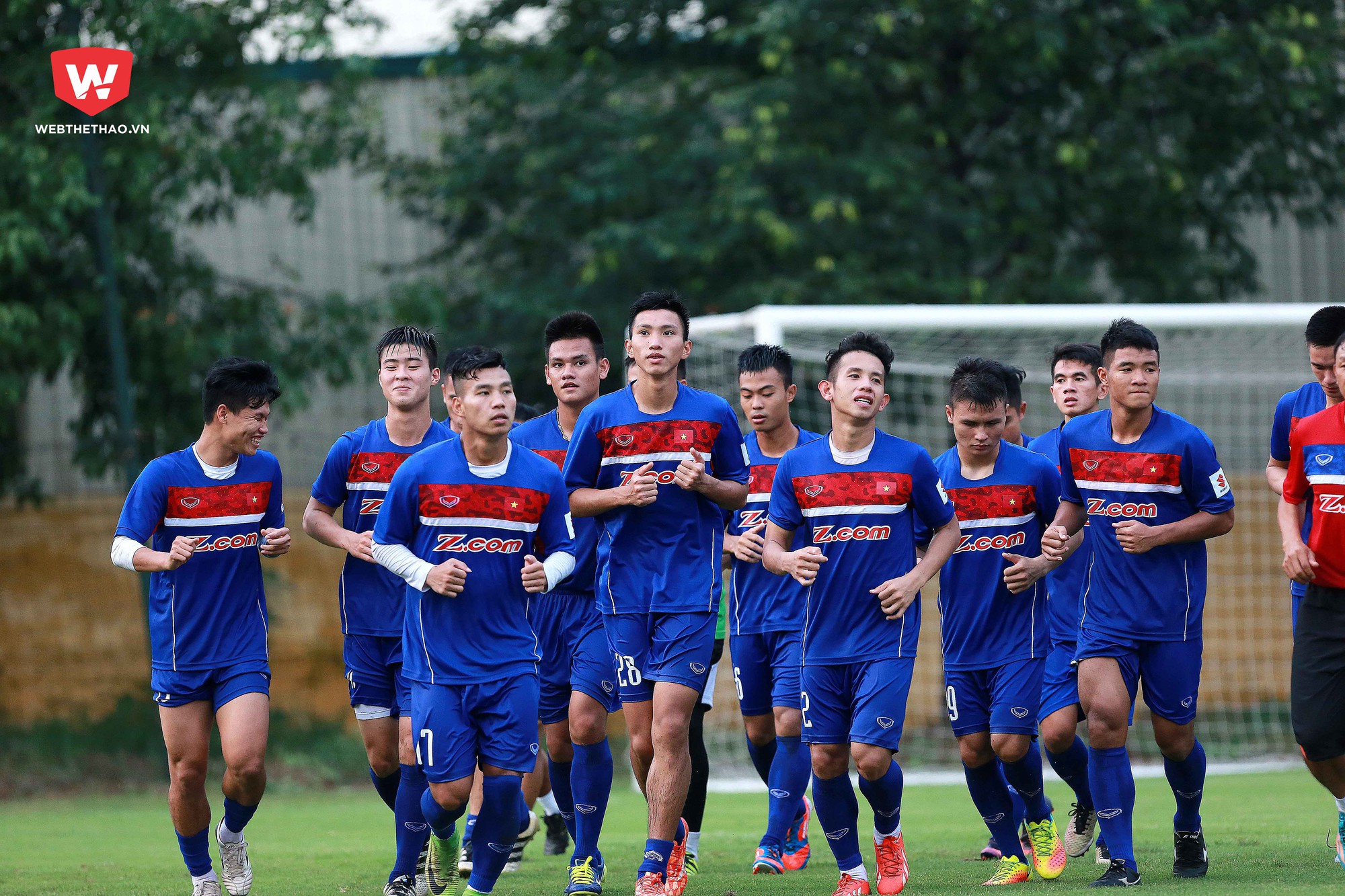 Chiều 4/7, U23 Việt Nam đã có buổi tập đầu tiên chuẩn bị cho VL U23 Châu Á với 27/28 cầu thủ trong danh sách, vắng mặt Xuân Trường do bận thi đấu tại Hàn Quốc đến 11/7 mới về hội quân cùng đội.
