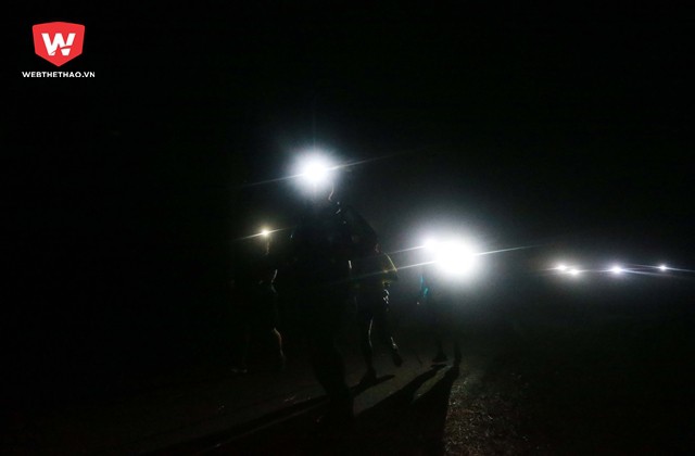 ...được chấm phá bởi những ánh đèn pin cùng những bước chạy đầy khát vọng của những runner đang vượt qua những giới hạn của bản thân mình.