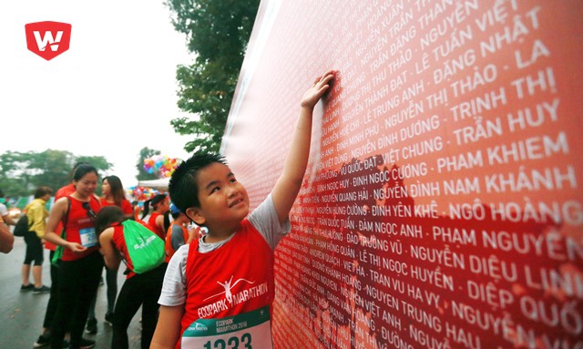 ...bằng việc chụp ảnh cùng với tên các em trên hai tấm bảng lớn ghi danh hơn 1 ngàn runner tham dự.