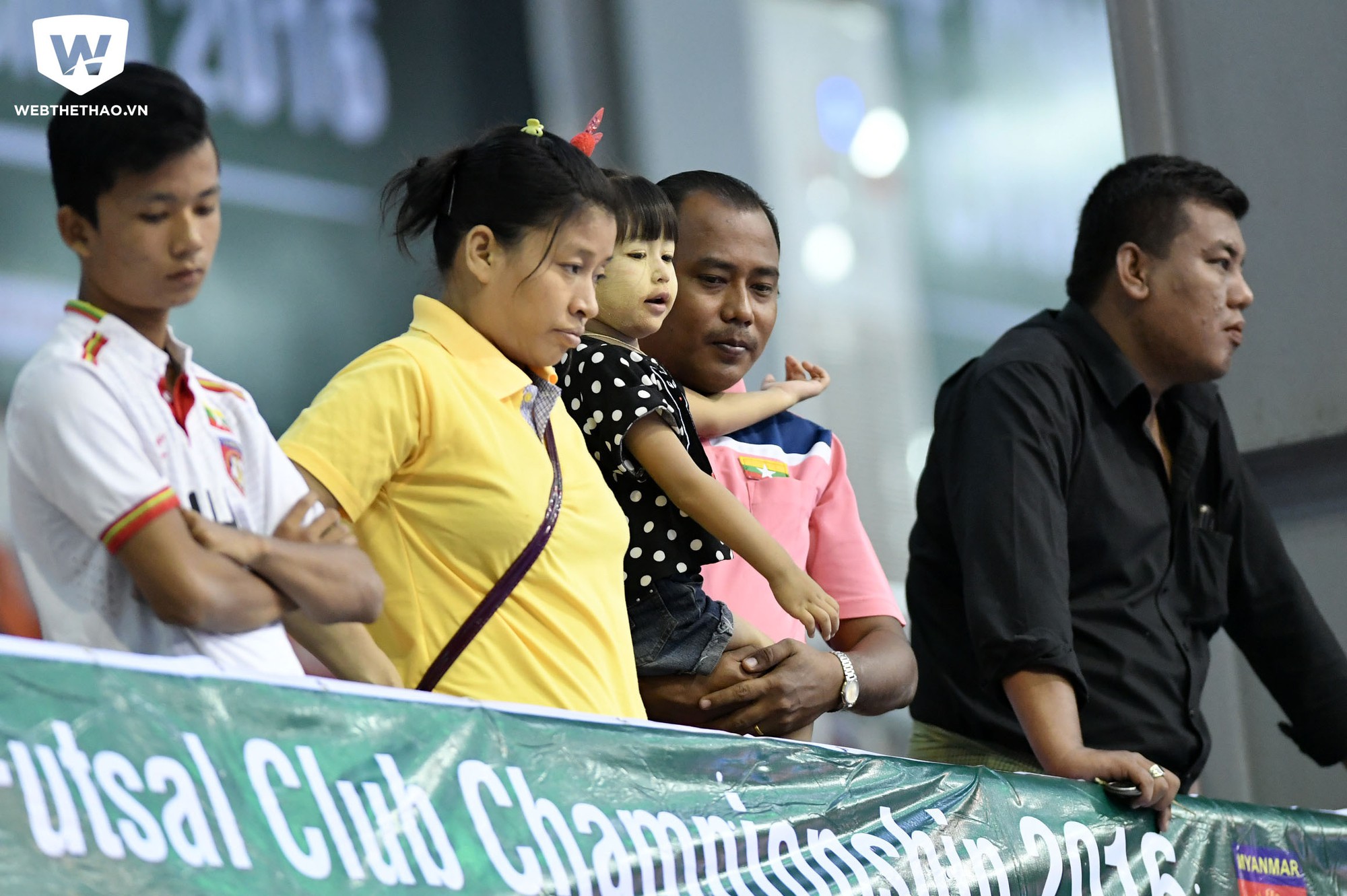 Hai đội thi đấu dưới sự cổ vũ khá nhiệt tình của số ít các Cổ động viên Myanmar
