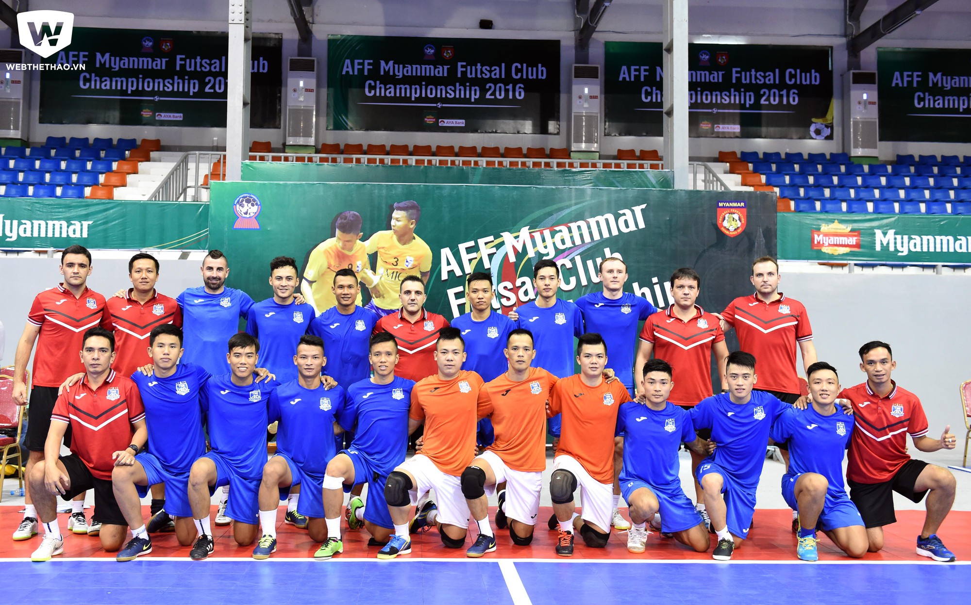 Trước khi trận đấu diễn ra thì hai đội nam và nữ của CLB Futsal Thái Sơn Nam chụp ảnh lưu niệm