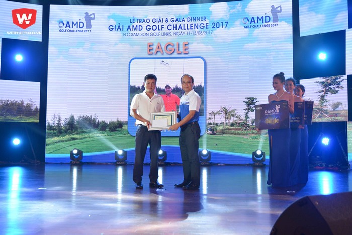 Golfer Hoàng Đình Dũng nhận giải Eagle.