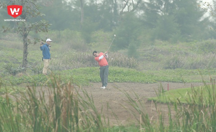 ...nhưng cũng không thể tránh khỏi việc đánh bóng ra khỏi fairway hoặc rơi vào các bẫy cát, bẫy nước.