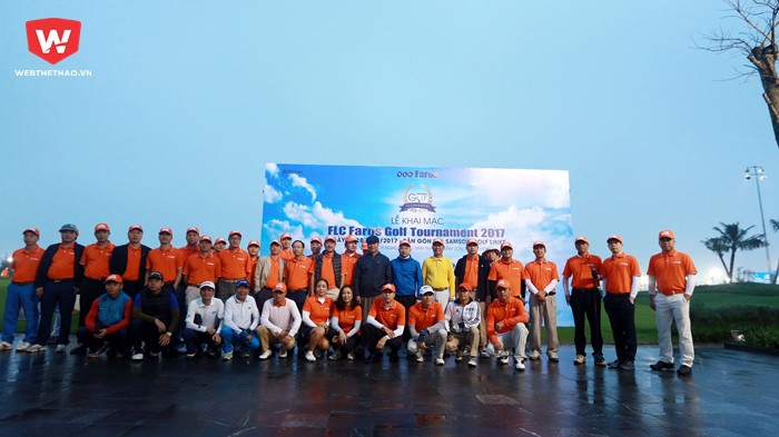 Các golfer trong buổi thi đấu đầu tiên chụp hình lưu niệm.