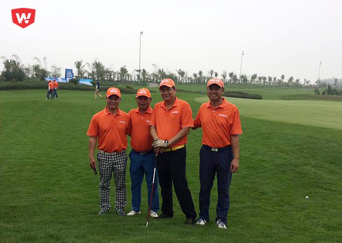 Golfer Nguyễn Văn Quế (bìa trái) được các bạn chơi chúc mừng khi trở thành chủ nhân Hole in One đầu tiên của giải FLC Faros Golf Tournament 2017