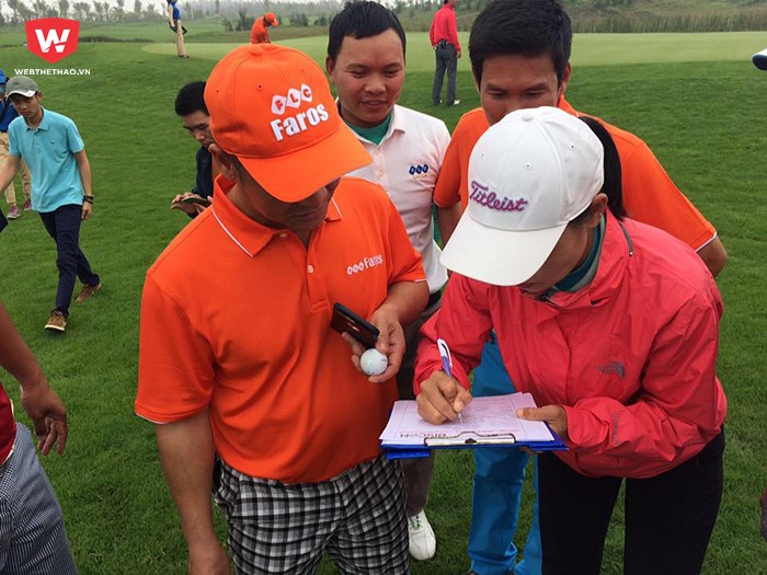Golfer đến từ Hà Nội cùng với các giám sát, nhân viên bảo hiểm ký vào biên bản xác nhận việc giành được Hole in One đầu tiên của giải đấu.