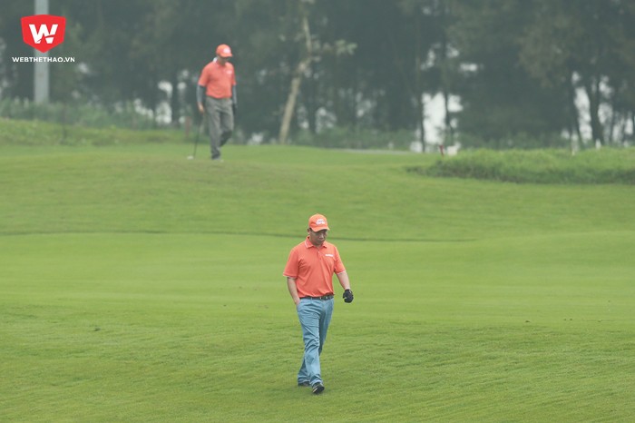 Không chỉ có sương mù mà mưa phùn cũng ảnh hưởng không nhỏ đến thành tích của tất cả golfer.