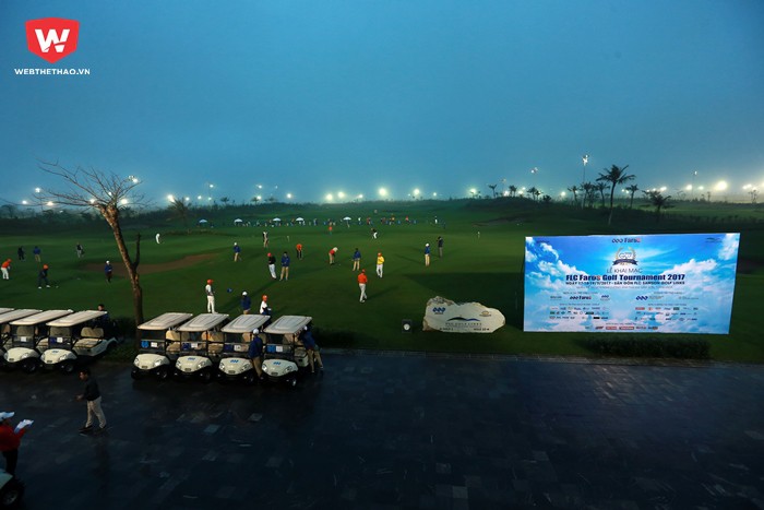 Các golfer có mặt trên sân từ hơn 4 giờ sáng để đánh tập làm quen sân.