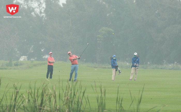 Phải thi đấu dưới điều kiện thời tiết tháng 3 của miền Bắc là một thách thức rất lớn với tất cả các golfer dù không chuyên cho tới chuyên nghiệp.