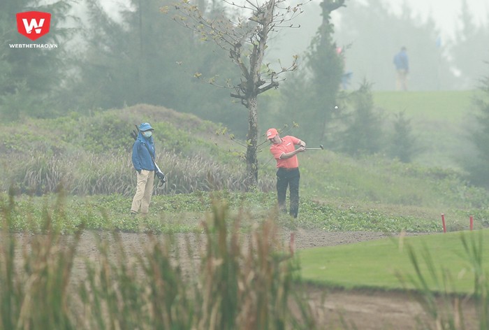 Sương mù làm giảm đáng kể tầm nhìn của các golfer...