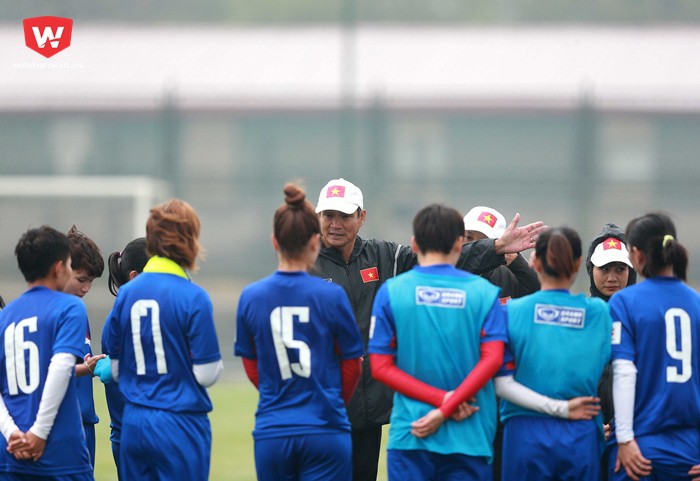 Bắt đầu bước vào buổi tập, HLV Mai Đức Chung ngoài việc dặn dò toàn đội thì ông cũng không quên giành cho các nữ cầu thủ lời chúc mừng ngày Quốc tế phụ nữ 8-3 đang đến gần.