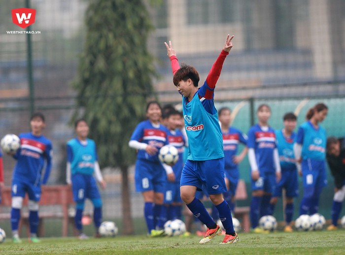 Cầu thủ của đội Phong Phú Hà Nam đã không kìm được cảm xúc của mình để ăn mừng trước các đồng đội...