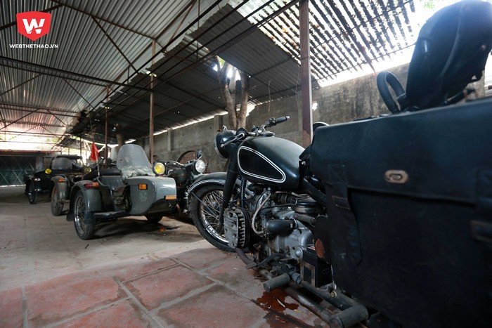 Trong khu xưởng rộng hơn 300m vuông, có tới hàng chục chiếc sidecar chưa hoàn tất công việc phục chế và cả những chiếc xe đã hoàn thiện