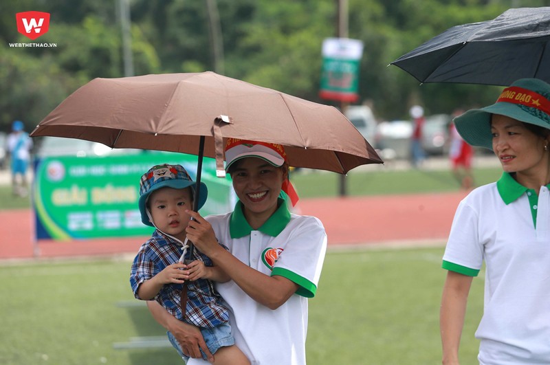 ...do vậy các bà mẹ đã cùng những thiê thần nhỏ của mình bất chấp nắng mưa ra tận sân nơi mà người người chồng người cha đang thi đấu.