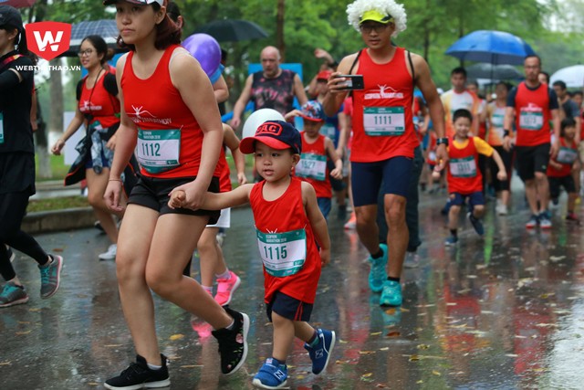 Đáng chú ý tại giải marathon này còn xuất hiện một số runner chỉ khoảng 3 tuổi được bố mẹ đăng kí tham dự đã tạo nên sự thú vị rất lướn cho những ai chứng kiến. 