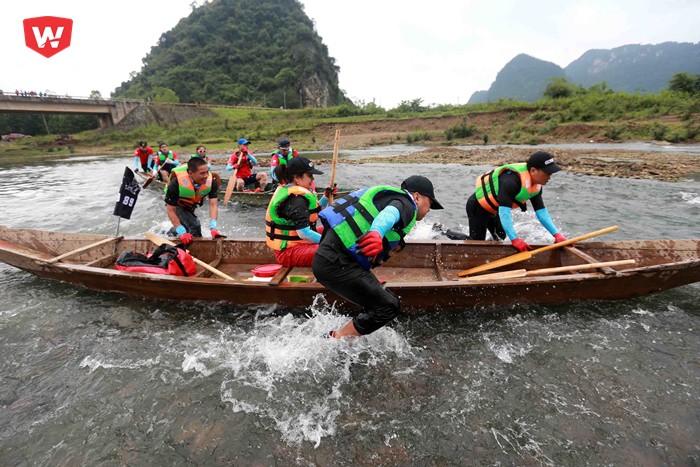 Ngay khi giải xong câu đố để xuất phát, các team đã vấp phải một loạy khó khăn như lòng sông dưới cầu Khe Rinh rất cạn buộc một số thành viên phải xuống đẩy thuyền.