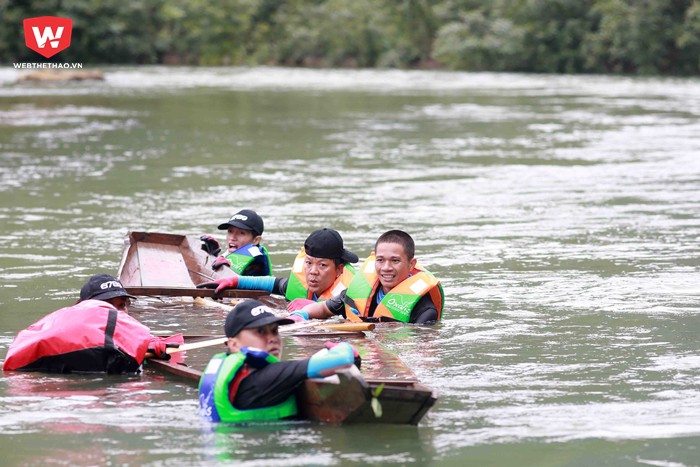 Trong ngày thi đấu thứ nhất, đã có một số đội đã bị nước ngập thuyền thậm chí lật thuyền khi đi vào những khúc sông với nước rất xoáy...