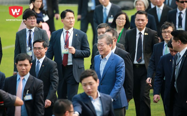 Vào lúc 15h ngày 22/3, Tổng thống Hàn Quốc Moon Jae In cùng phu nhân đã đến tahwm đội U23 VN ngay khi ông bà vừa đặt chân đến Hà Nội.