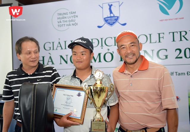 ...Nhất Long cùng với các nhà vô địch bảng đấu khác sẽ nhận được một khóa học miễn phí cho 6 nhà vô địch các bảng đấu tại Học viện golf Mỹ tại Thái Lan (IPGA) 
