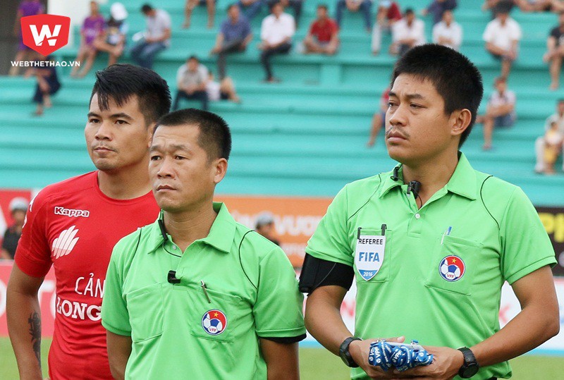 Trọng tài Nguyễn Hiền Triết (phải) dơ bảng báo bù giờ 2 lần trong 1 hiệp đấu. Ảnh: Văn Nhân.
