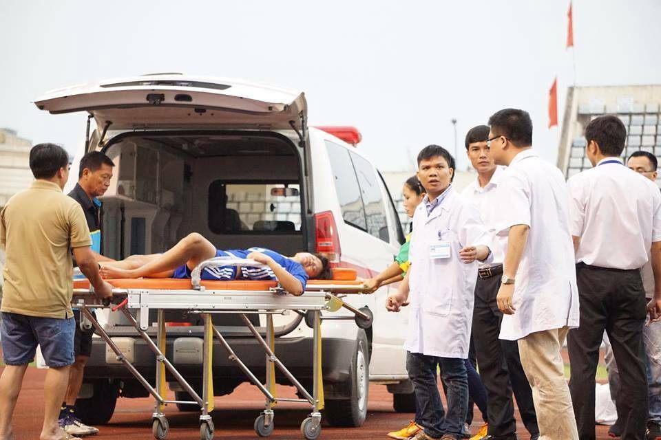 Thủ môn Thu em nằm bất động trong khi các bác sĩ đưa đi cấp cứu.