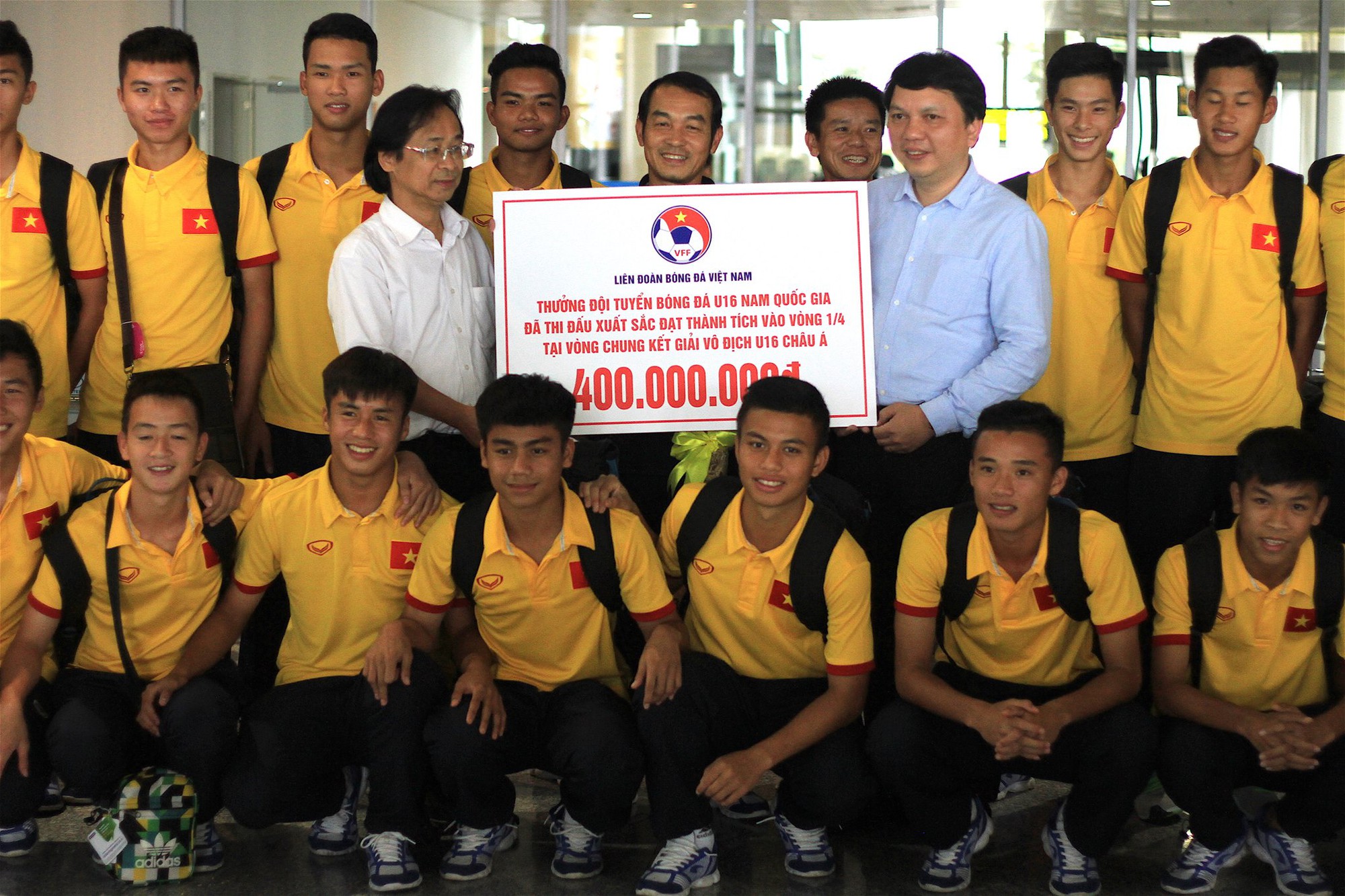 Tổng thư ký Lê Hoài Anh chụp ảnh lưu niệm cùng U.16 Việt Nam tại sân bay.