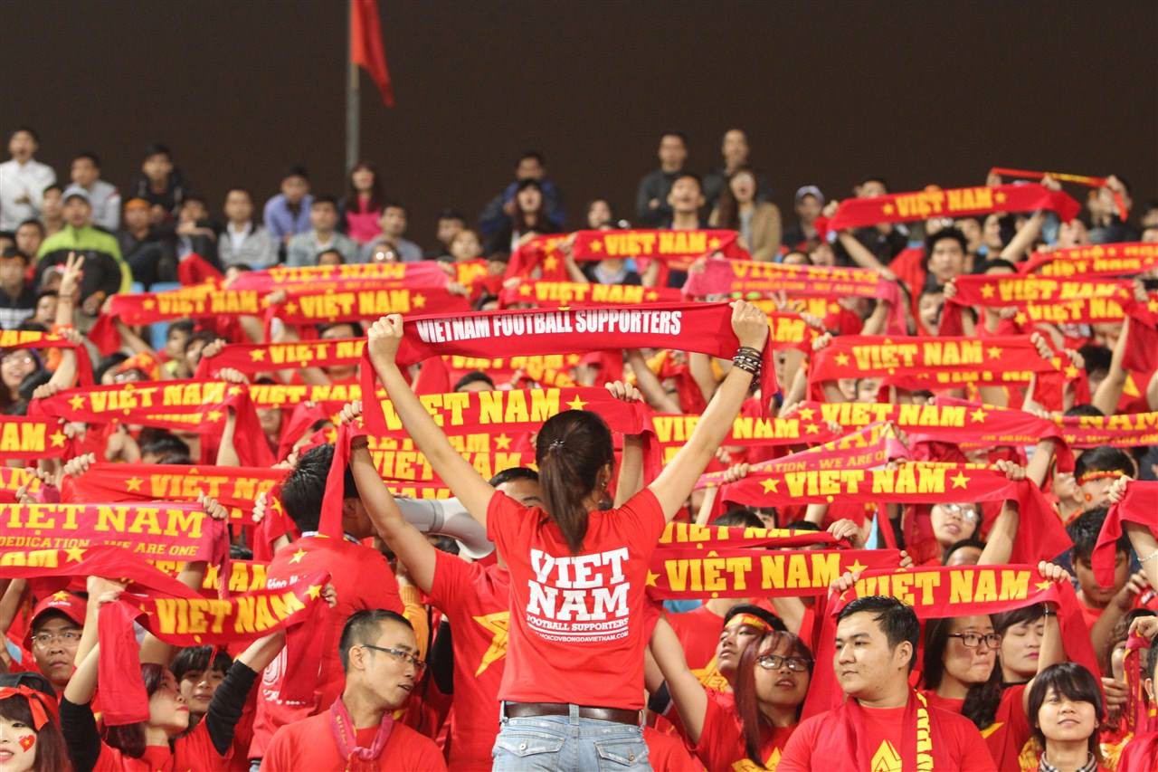 Phần đông người hâm mộ Việt Nam không có thói quen mặc áo thi đấu của ĐTQG khi đến sân cổ vũ đội nhà.