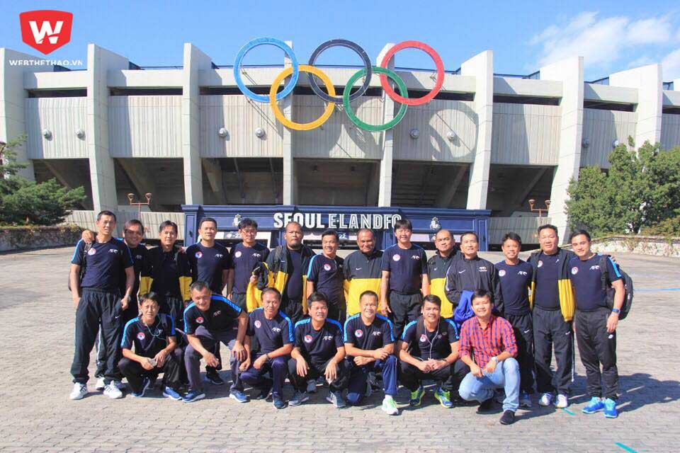 Toàn thể lớp học chụp ảnh lưu niệm bên ngoài SVĐ Olympic (Hàn Quốc) sau khi dự khán trận đấu của Seoul E-Land FC. Ảnh: VFF.