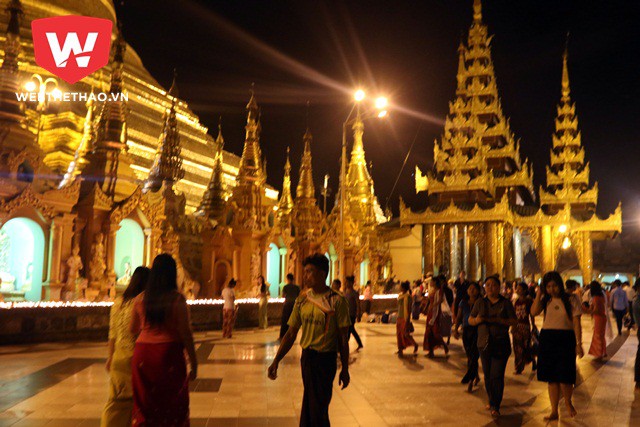 Chùa vàng Shwedagon là địa danh nổi tiếng tại Yangon. Đây là ngôi chùa được làm dát những miếng vàng 